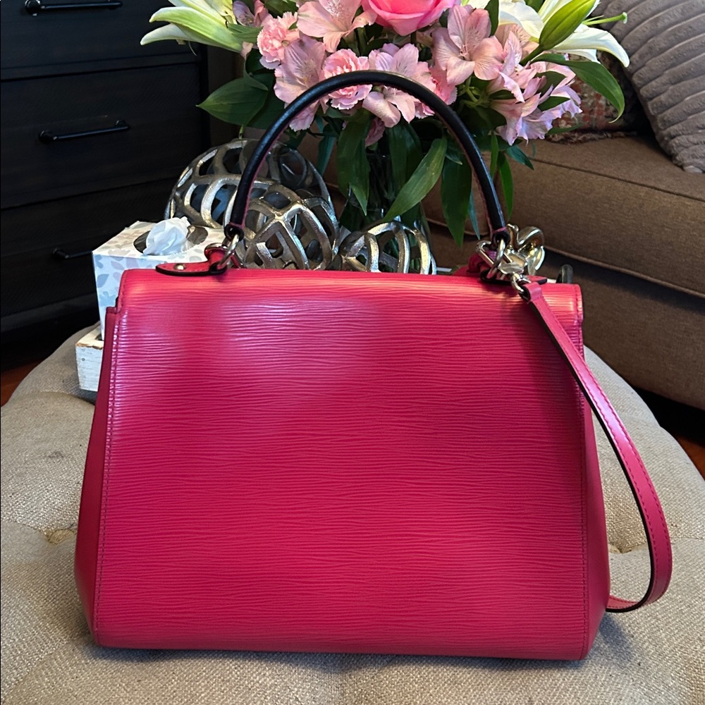 Louis Vuitton Epi Cluny MM Handbag - Picture 8 of 17